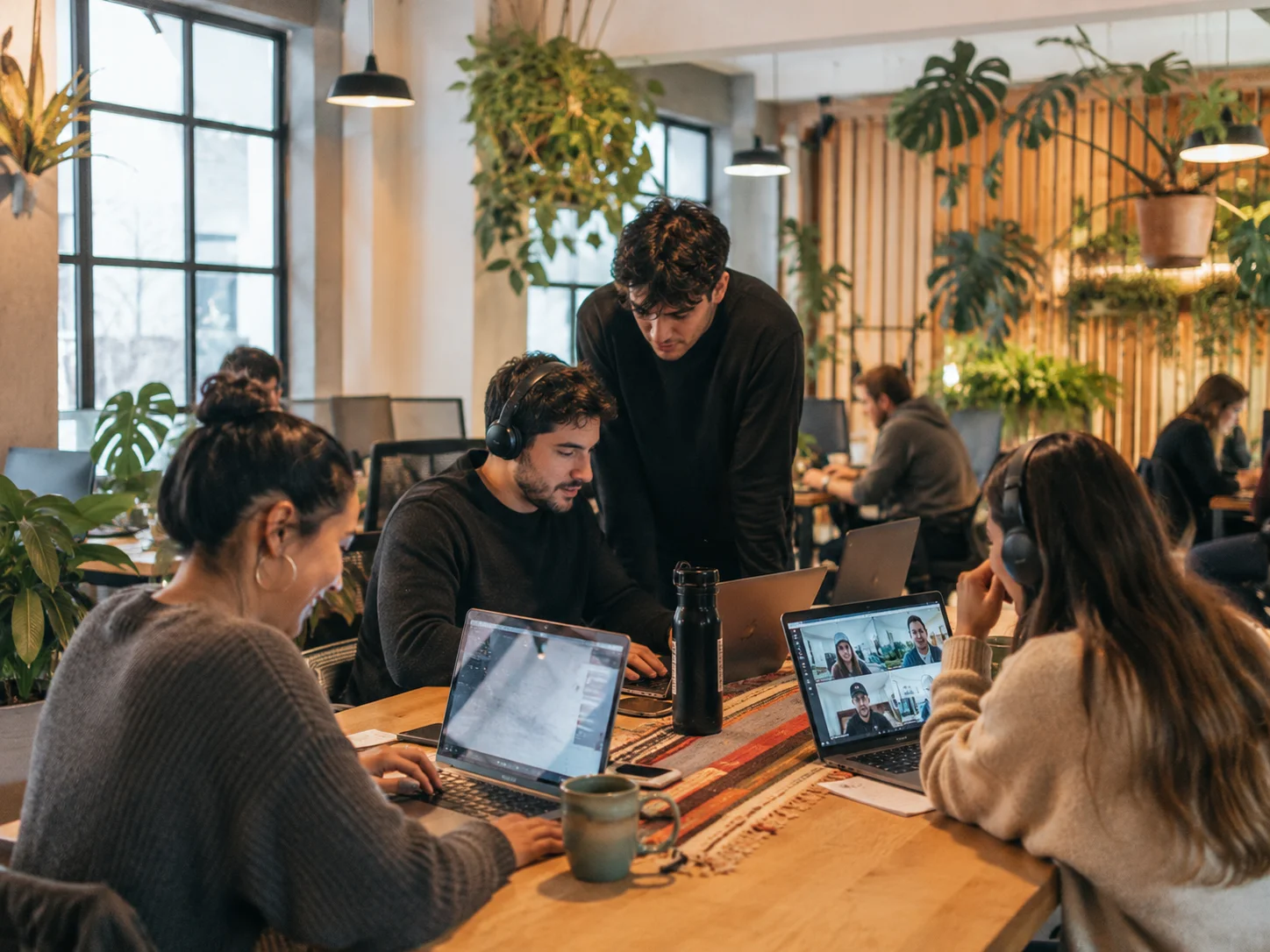 Colectivo trabajando en coworking
