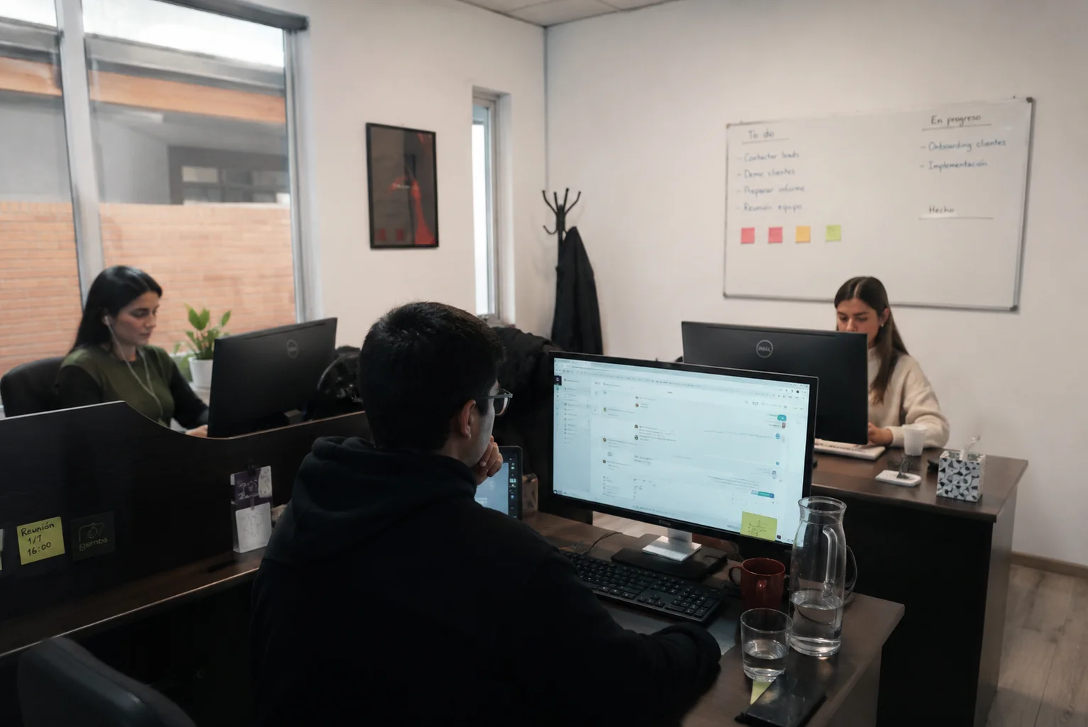 Equipo pequeno trabajando en oficina